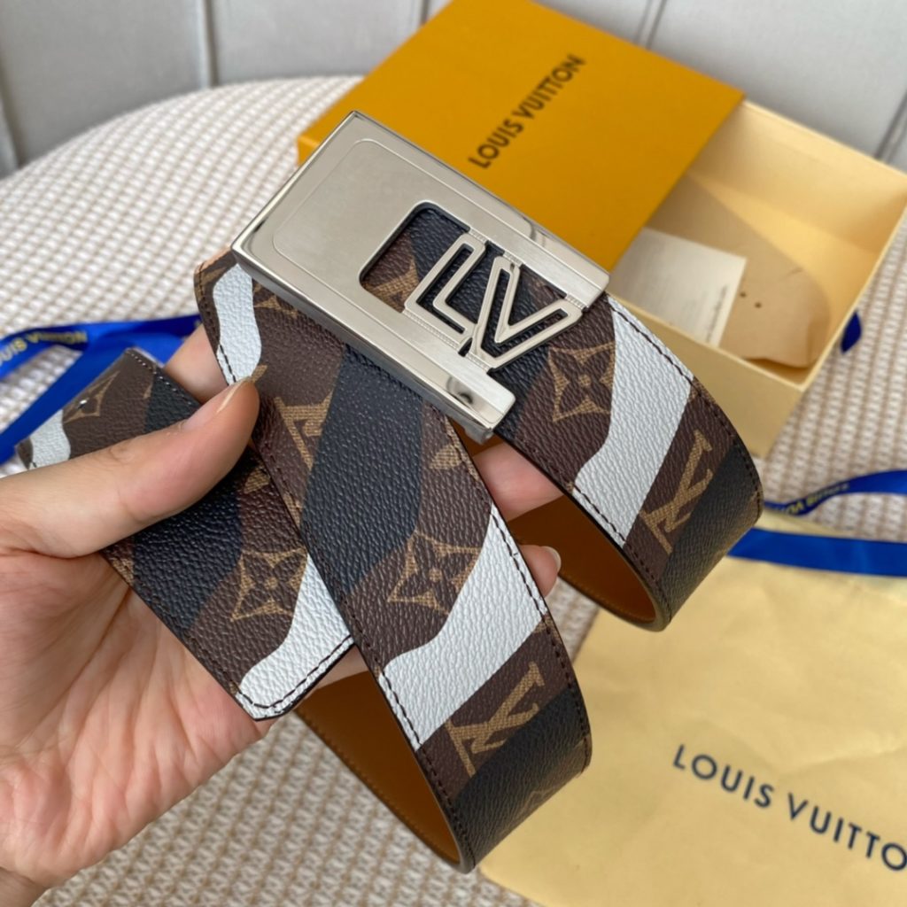 The new LV Shape reversible belt features a large blue logo embossed with a new togo and a shiny LV Shape buckle for a stylish look. Suitable for both formal and casual wear.