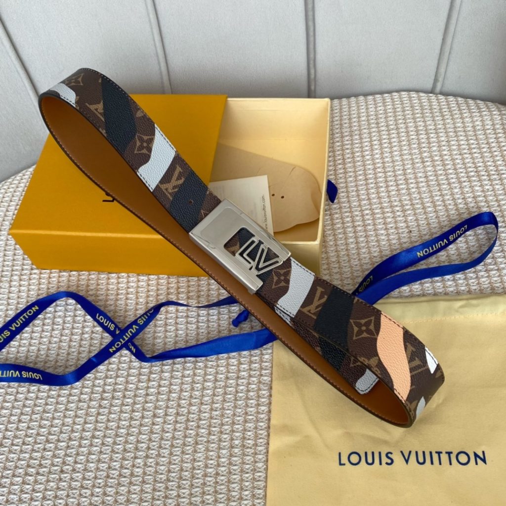 The new LV Shape reversible belt features a large blue logo embossed with a new togo and a shiny LV Shape buckle for a stylish look. Suitable for both formal and casual wear.