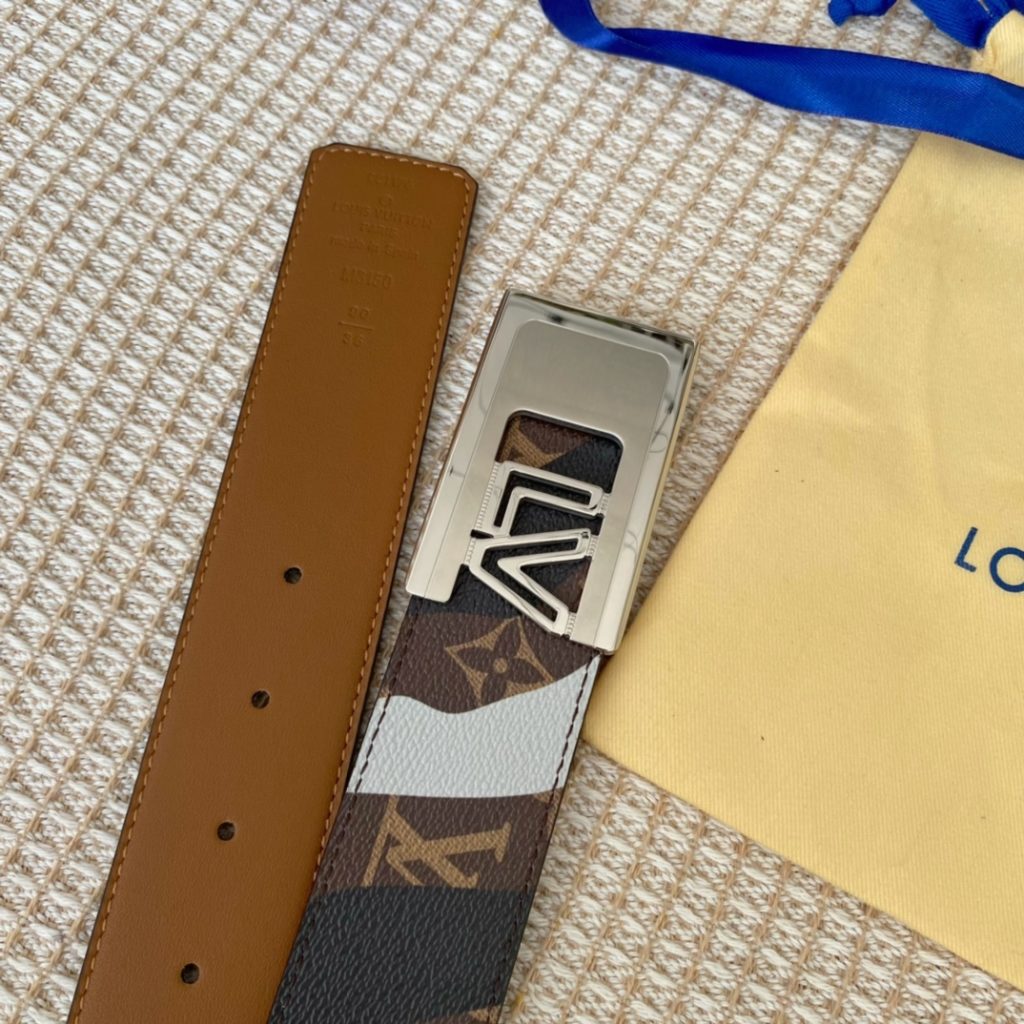 The new LV Shape reversible belt features a large blue logo embossed with a new togo and a shiny LV Shape buckle for a stylish look. Suitable for both formal and casual wear.