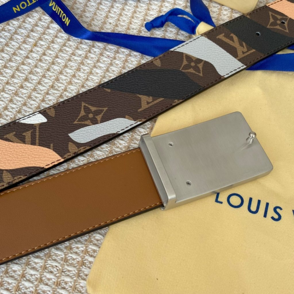 The new LV Shape reversible belt features a large blue logo embossed with a new togo and a shiny LV Shape buckle for a stylish look. Suitable for both formal and casual wear.