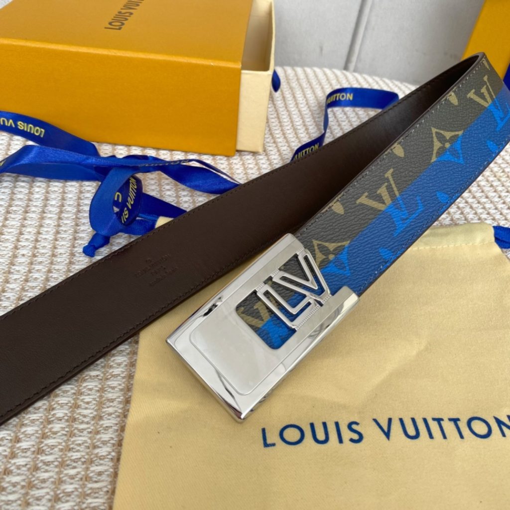 The new LV Shape reversible belt features a large blue logo embossed with a new togo and a shiny LV Shape buckle for a stylish look. Suitable for both formal and casual wear.