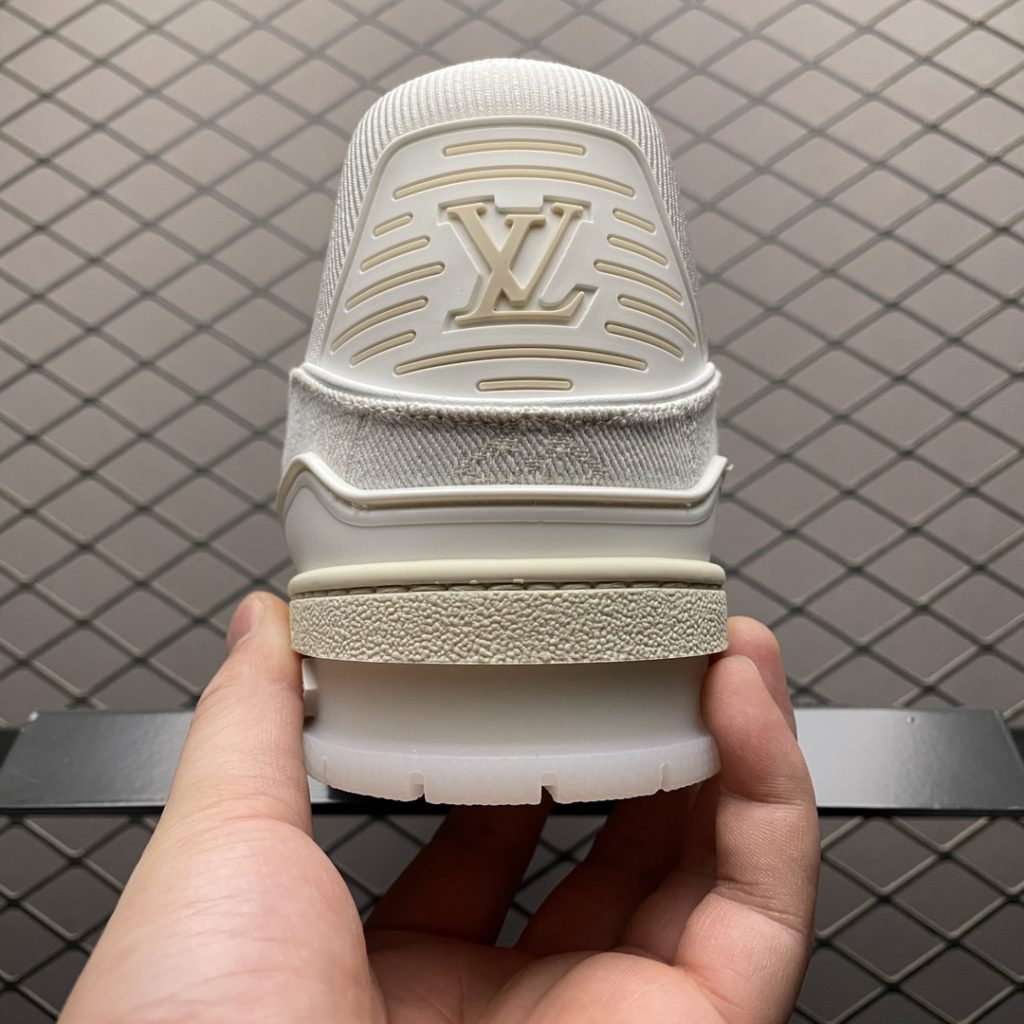 Louis Vuitton Louis Vuitton LV Trainer low-top casual board shoes, a new version, took two months to purchase and develop the original version. It took two months to debug and develop to create a complete set of ZP packaging, perfect last shape, correct card color, TPU outsole texture comparable to the original version. The details are consistent with the original version. Please pay attention to distinguish the market currency material size: 38 39 40 41 42 43 44 45