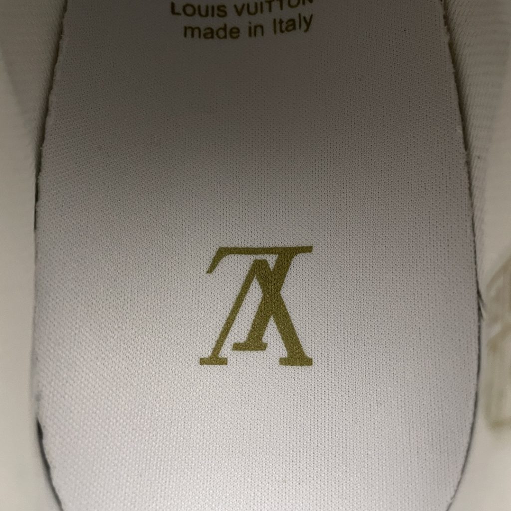 Louis Vuitton Louis Vuitton LV Trainer low-top casual board shoes, a new version, took two months to purchase and develop the original version. It took two months to debug and develop to create a complete set of ZP packaging, perfect last shape, correct card color, TPU outsole texture comparable to the original version. The details are consistent with the original version. Please pay attention to distinguish the market currency material size: 38 39 40 41 42 43 44 45