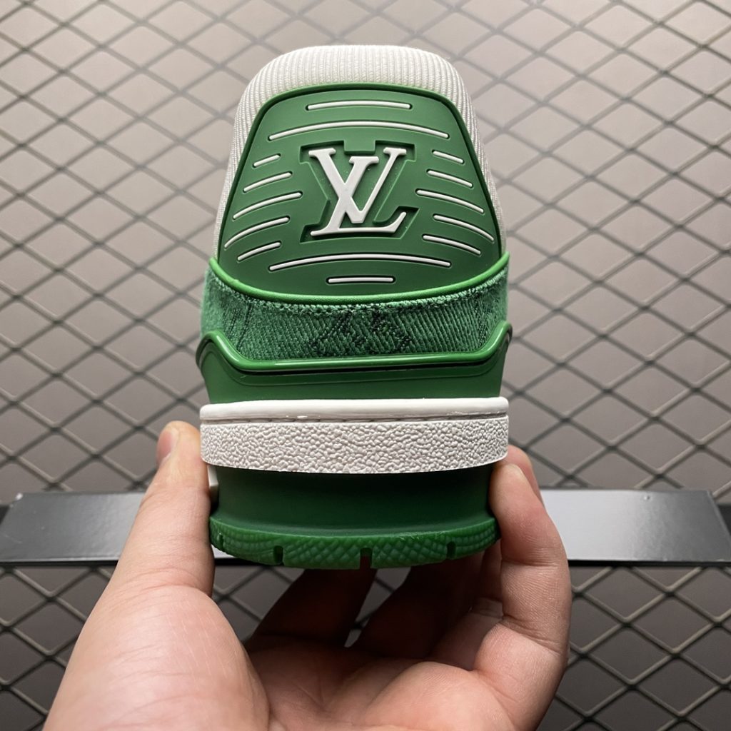 Louis Vuitton Louis Vuitton LV Trainer low-top casual board shoes, a new version, took two months to purchase and develop the original version. It took two months to debug and develop to create a complete set of ZP packaging, perfect last shape, correct card color, TPU outsole texture comparable to the original version. The details are consistent with the original version. Please pay attention to distinguish the market currency material size: 38 39 40 41 42 43 44 45