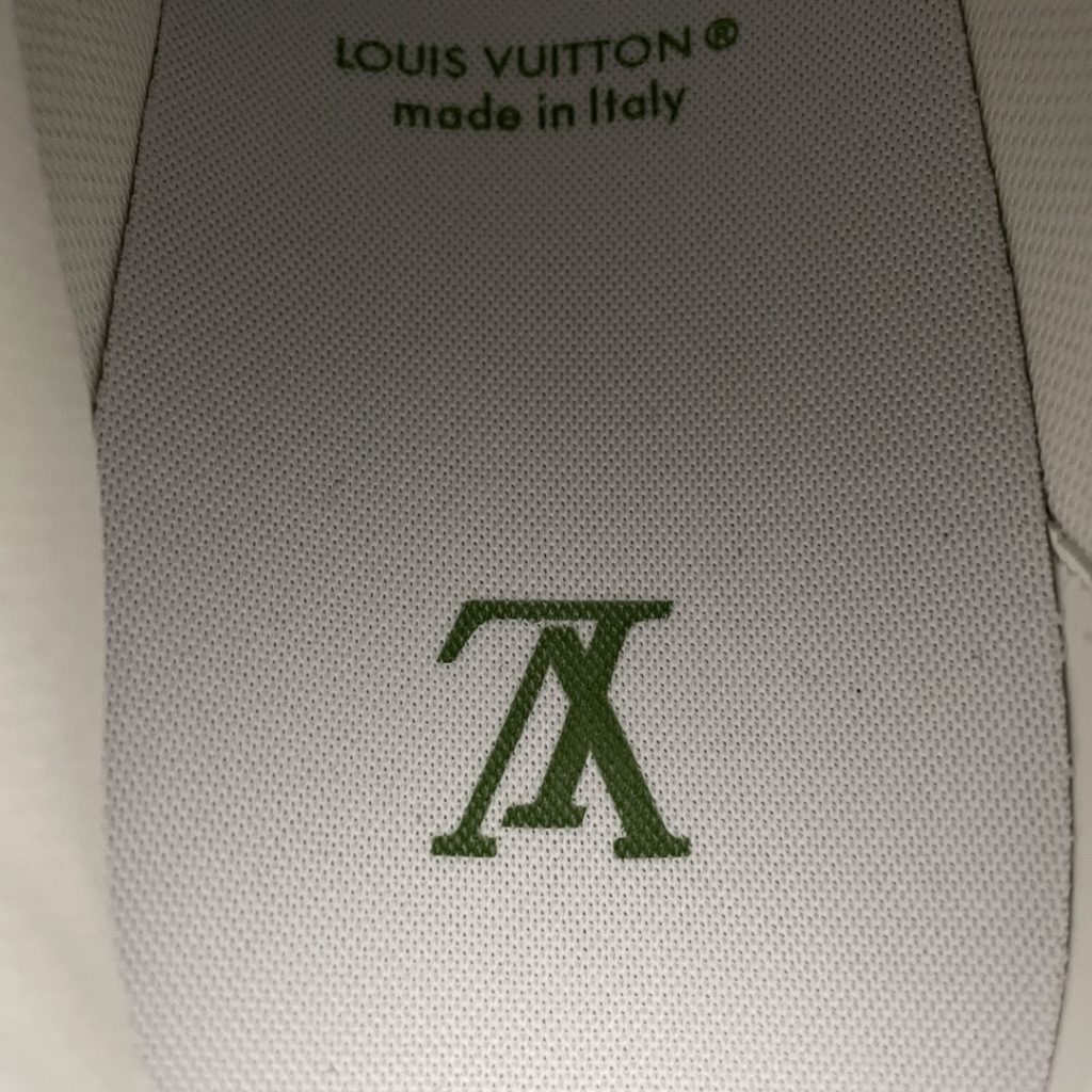 Louis Vuitton Louis Vuitton LV Trainer low-top casual board shoes, a new version, took two months to purchase and develop the original version. It took two months to debug and develop to create a complete set of ZP packaging, perfect last shape, correct card color, TPU outsole texture comparable to the original version. The details are consistent with the original version. Please pay attention to distinguish the market currency material size: 38 39 40 41 42 43 44 45