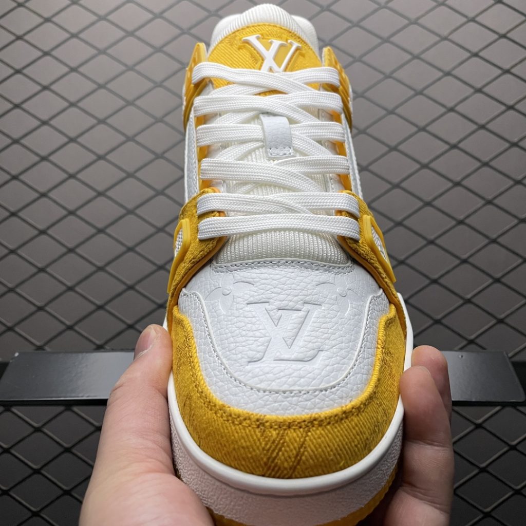 Louis Vuitton Louis Vuitton LV Trainer low-top casual board shoes, a new version, took two months to purchase and develop the original version. It took two months to debug and develop to create a complete set of ZP packaging, perfect last shape, correct card color, TPU outsole texture comparable to the original version. The details are consistent with the original version. Please pay attention to distinguish the market currency material size: 38 39 40 41 42 43 44 45