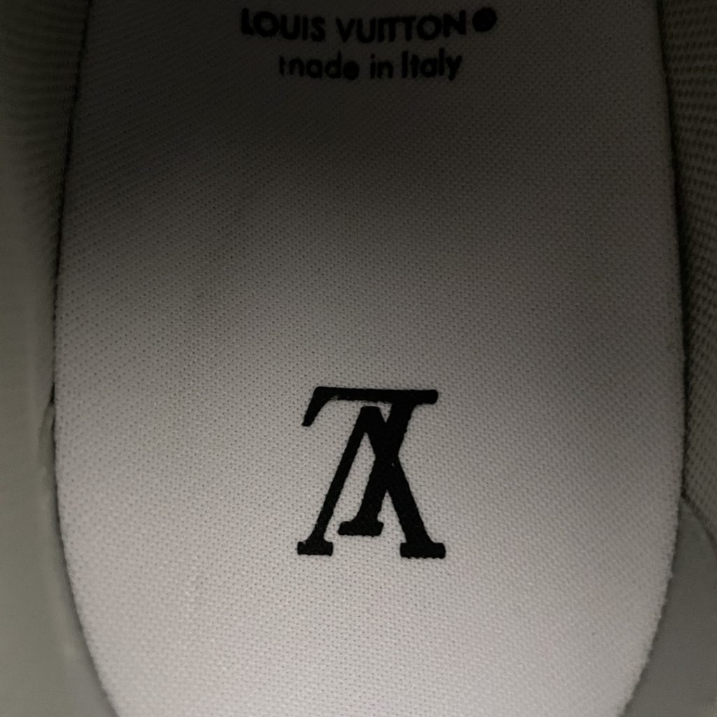 Louis Vuitton Louis Vuitton LV Trainer low-top casual board shoes, a new version, took two months to purchase, debug, develop and create a complete set of ZP grade packaging, perfect last shape, correct card color, large bottom TPU mold cost 2W+texture, which is comparable to the original details. Please pay attention to the difference between the original and the original. The size of the commercial materials on the market: 35 36 37 38 39 40 42 43 45 46