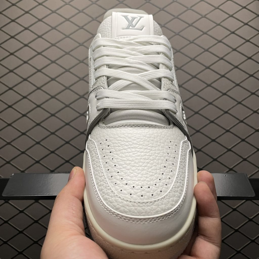 Louis Vuitton Louis Vuitton LV Trainer low-top casual board shoes, a new version, took two months to purchase, debug, develop and create a complete set of ZP grade packaging, perfect last shape, correct card color, large bottom TPU mold cost 2W+texture, which is comparable to the original details. Please pay attention to the difference between the original and the original. The size of the commercial materials on the market: 35 36 37 38 39 40 42 43 45 46