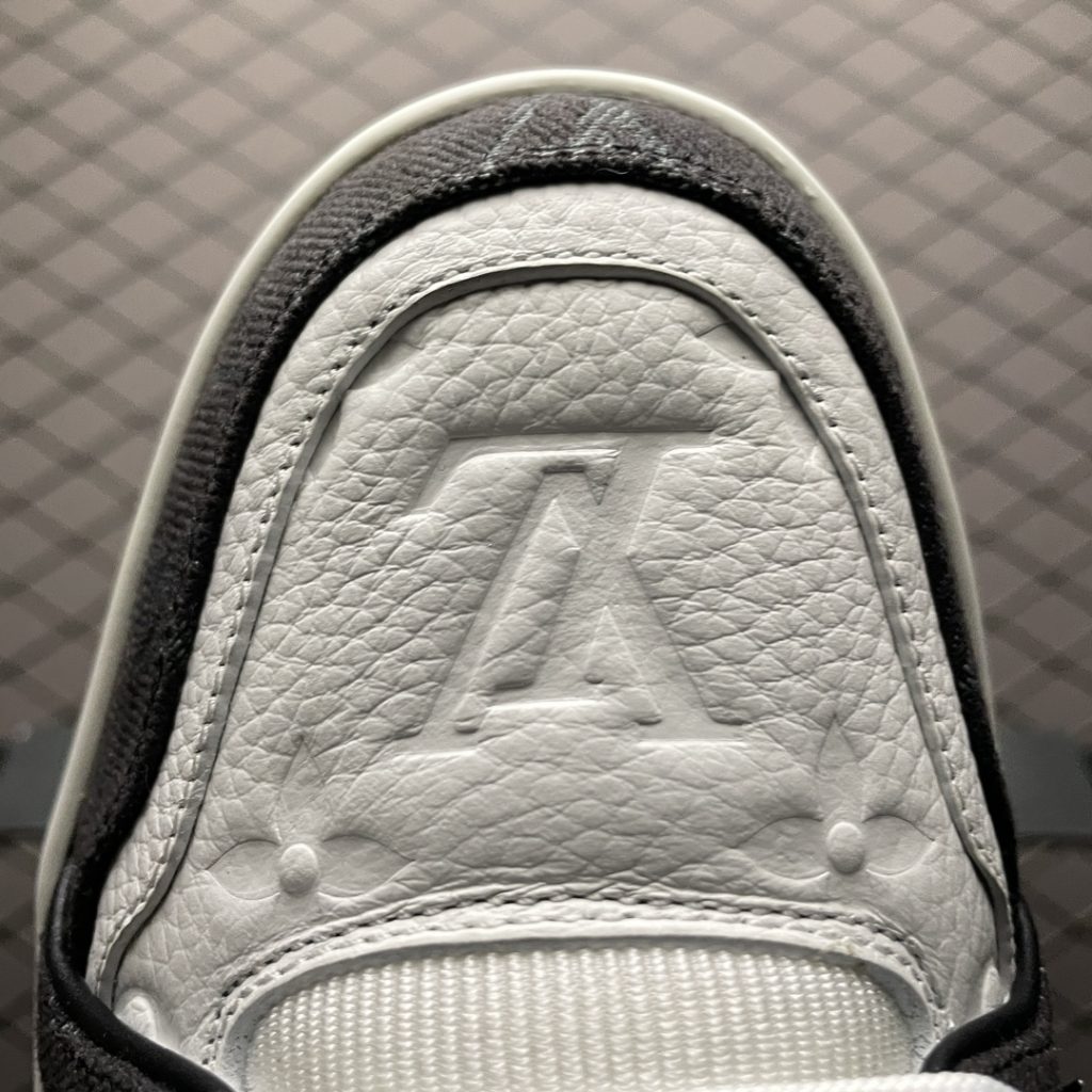 Louis Vuitton Louis Vuitton LV Trainer low-top casual board shoes, a new version, took two months to purchase, debug, develop and create a complete set of ZP grade packaging, perfect last shape, correct card color, large bottom TPU mold cost 2W+texture, which is comparable to the original details. Please pay attention to the difference between the original and the original. The size of the commercial materials on the market: 35 36 37 38 39 40 42 43 45 46