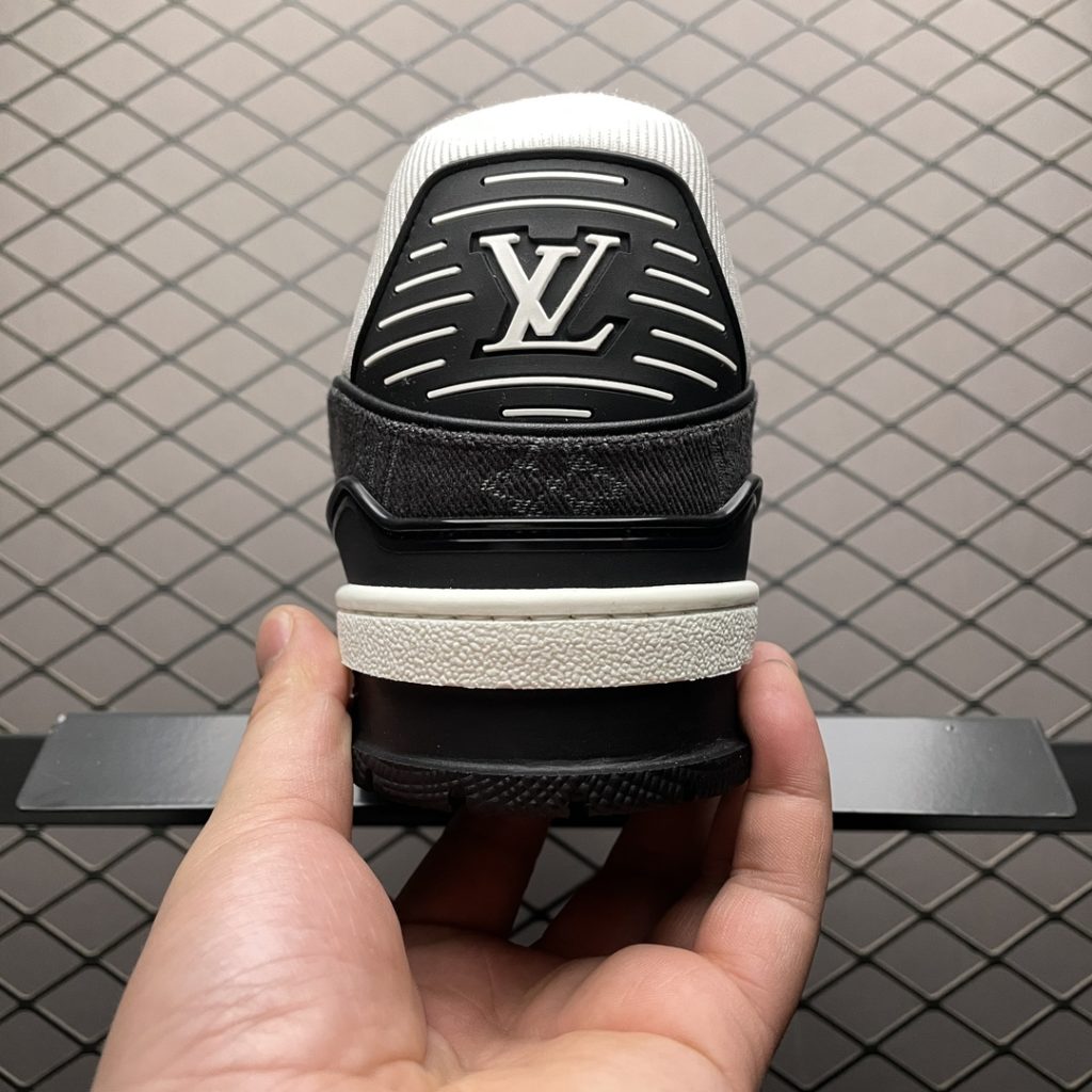 Louis Vuitton Louis Vuitton LV Trainer low-top casual board shoes, a new version, took two months to purchase, debug, develop and create a complete set of ZP grade packaging, perfect last shape, correct card color, large bottom TPU mold cost 2W+texture, which is comparable to the original details. Please pay attention to the difference between the original and the original. The size of the commercial materials on the market: 35 36 37 38 39 40 42 43 45 46