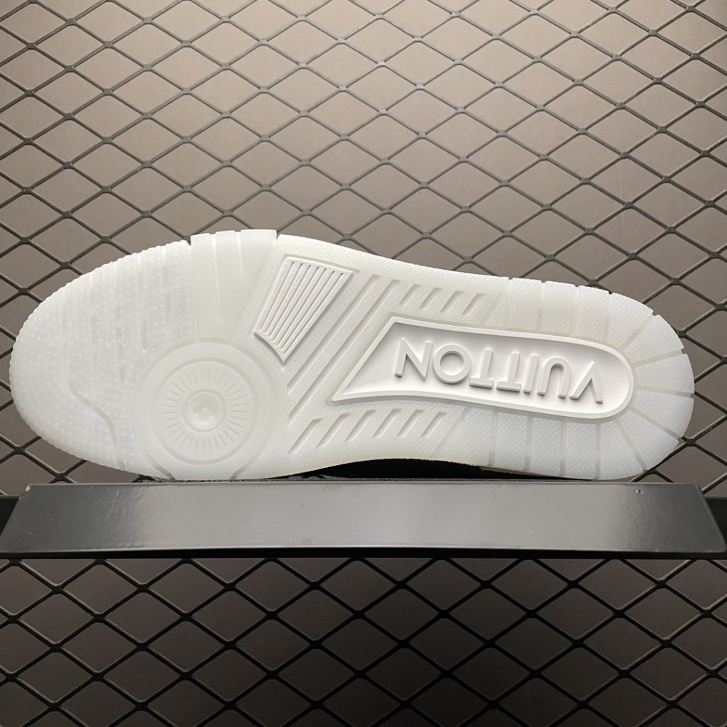 Louis Vuitton Louis Vuitton LV Trainer low-top casual board shoes, a new version, took two months to purchase, debug, develop and create a complete set of ZP grade packaging, perfect last shape, correct card color, large bottom TPU mold cost 2W+texture, which is comparable to the original details. Please pay attention to the difference between the original and the original. The size of the commercial materials on the market: 35 36 37 38 39 40 42 43 45 46