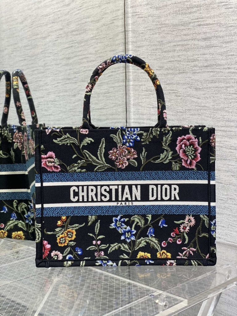 Tote's latest colorful black series 💗， Full of love, romantic elements of peony pattern, unique pixel style, exquisite and lovely embroidery, make the whole bag very bright, super-large capacity design, concave shape artifact 💪🏻， The capacity is also appropriate, just throw all kinds of sundries into it 😜