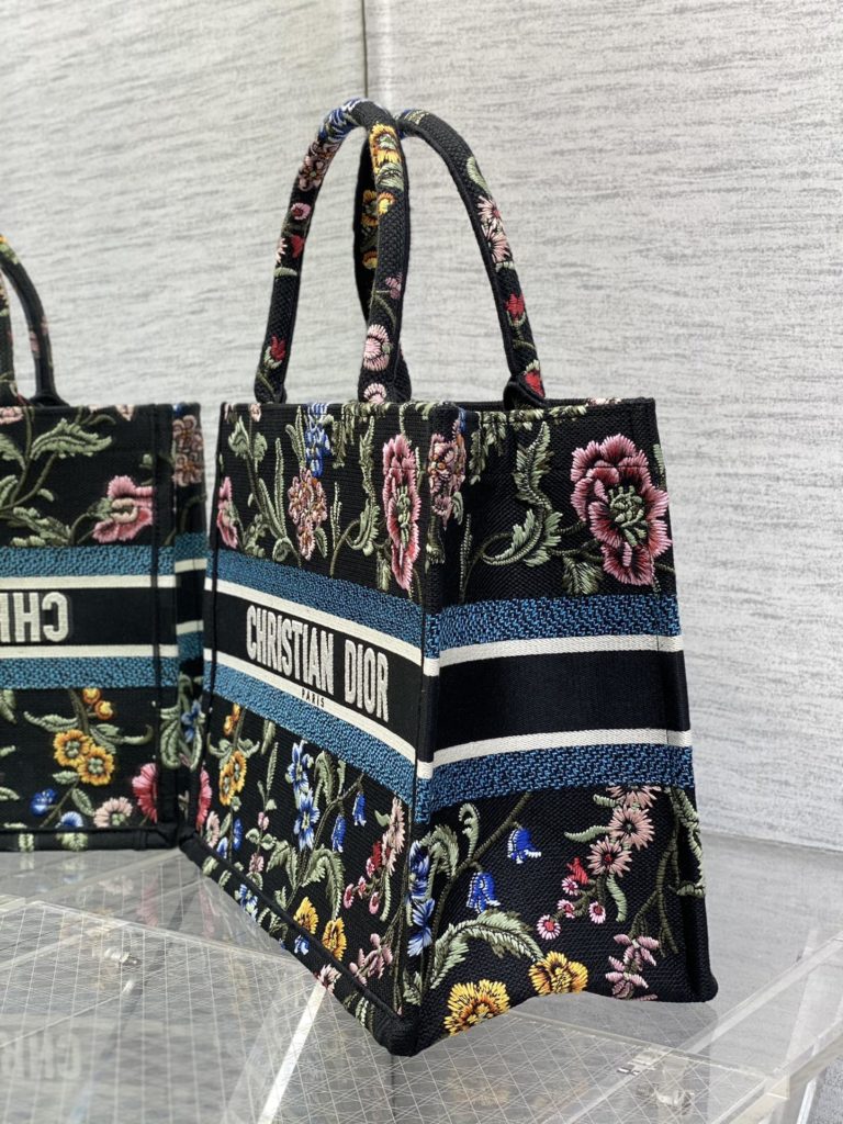 Tote's latest colorful black series 💗， Full of love, romantic elements of peony pattern, unique pixel style, exquisite and lovely embroidery, make the whole bag very bright, super-large capacity design, concave shape artifact 💪🏻， The capacity is also appropriate, just throw all kinds of sundries into it 😜