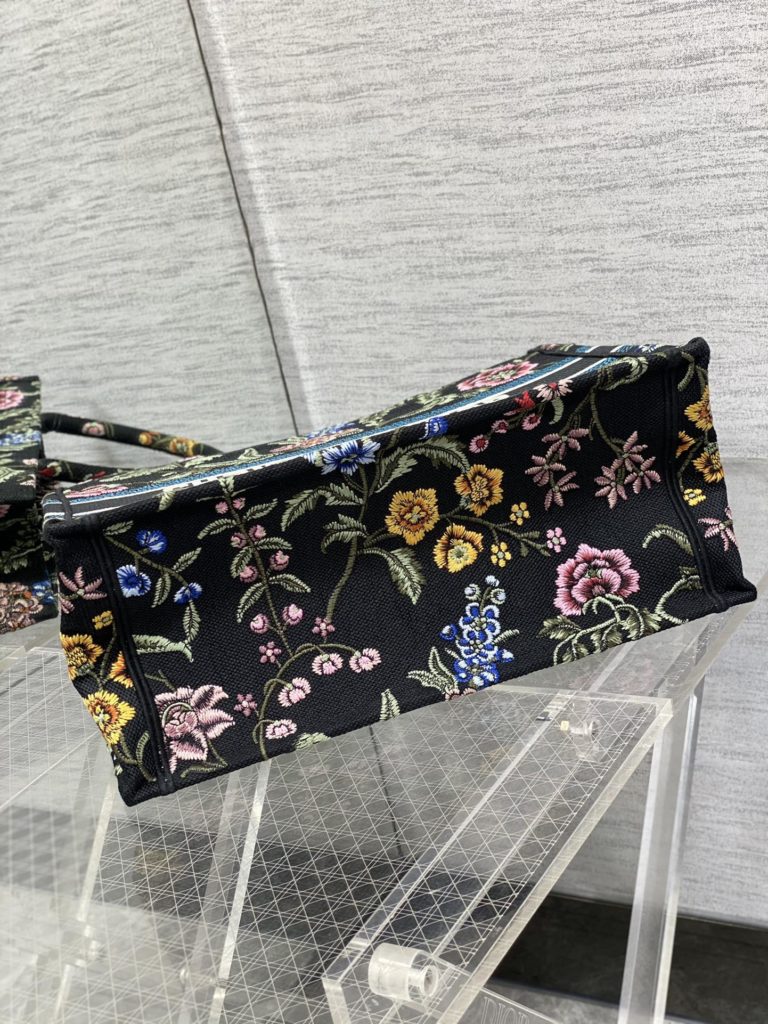 Tote's latest colorful black series 💗， Full of love, romantic elements of peony pattern, unique pixel style, exquisite and lovely embroidery, make the whole bag very bright, super-large capacity design, concave shape artifact 💪🏻， The capacity is also appropriate, just throw all kinds of sundries into it 😜