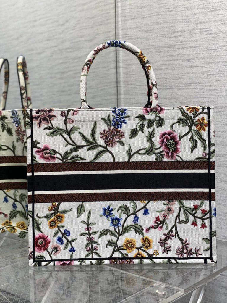 Tote's latest white series 💗， Full of love, peony pattern romantic elements, unique pixel style, exquisite and lovely embroidery, make the whole bag very bright, super-large capacity design, concave shape artifact 💪🏻， The capacity is also appropriate, just throw all kinds of sundries into it 😜