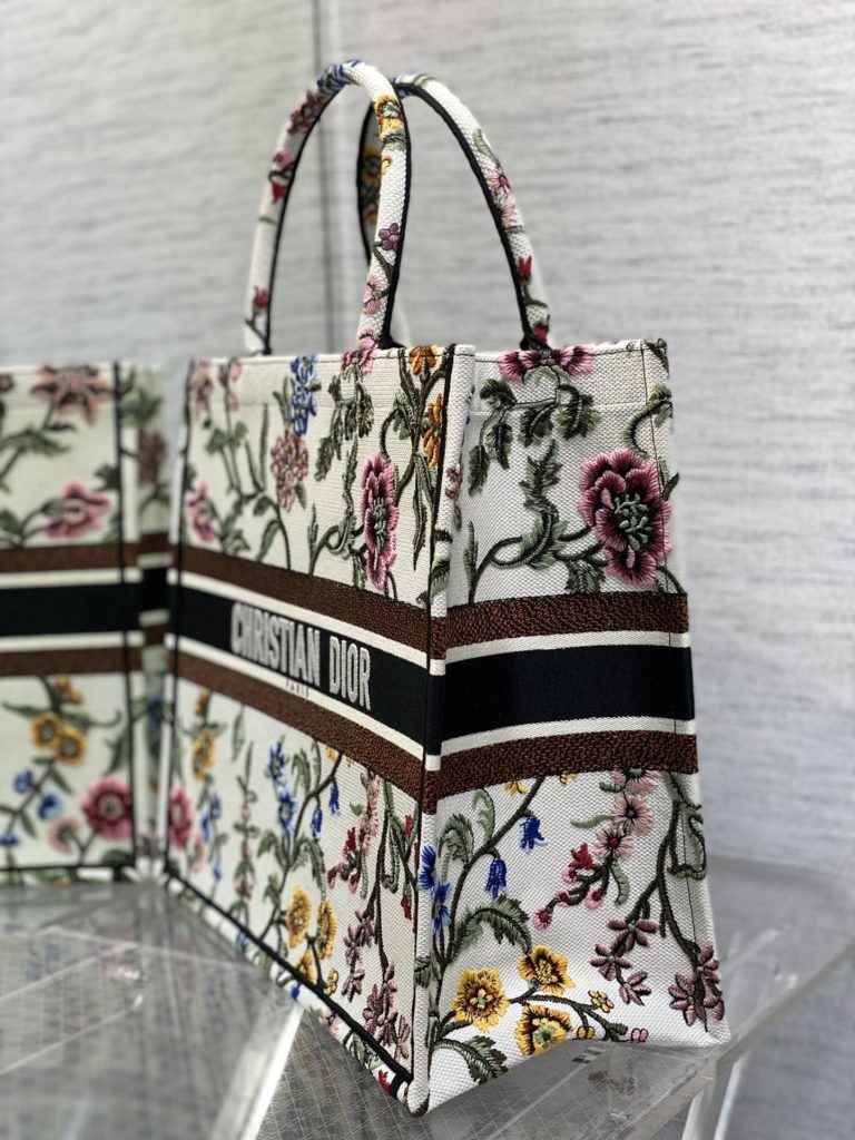 Tote's latest white series 💗， Full of love, peony pattern romantic elements, unique pixel style, exquisite and lovely embroidery, make the whole bag very bright, super-large capacity design, concave shape artifact 💪🏻， The capacity is also appropriate, just throw all kinds of sundries into it 😜