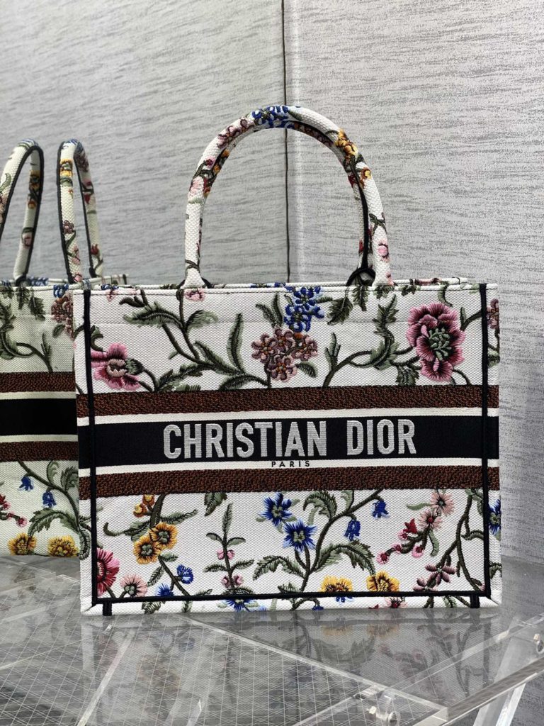 Tote's latest white series 💗， Full of love, peony pattern romantic elements, unique pixel style, exquisite and lovely embroidery, make the whole bag very bright, super-large capacity design, concave shape artifact 💪🏻， The capacity is also appropriate, and all kinds of sundries are put in