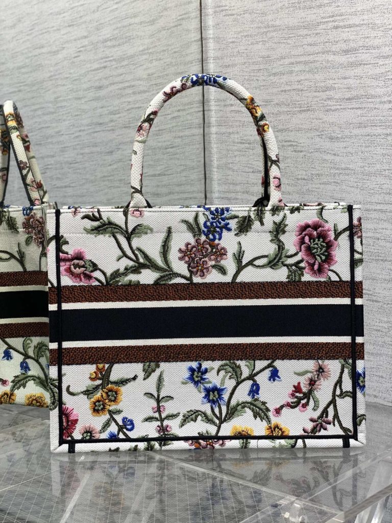 Tote's latest white series 💗， Full of love, peony pattern romantic elements, unique pixel style, exquisite and lovely embroidery, make the whole bag very bright, super-large capacity design, concave shape artifact 💪🏻， The capacity is also appropriate, and all kinds of sundries are put in