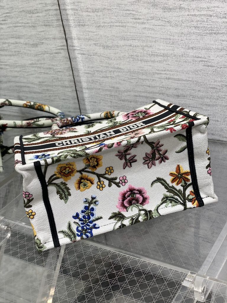 Tote's latest size is small, and this bag has been planted with grass 🌿， It is a little shorter than the original trumpet and looks very delicate 😘， It not only retains the delicacy and loveliness of the small bag, but also has the large capacity of the large bag, fully meeting the daily travel use 🙋🏻‍♀️， Classic embroidery, iconic letters, fashionable and versatile, full of retro atmosphere 🤗