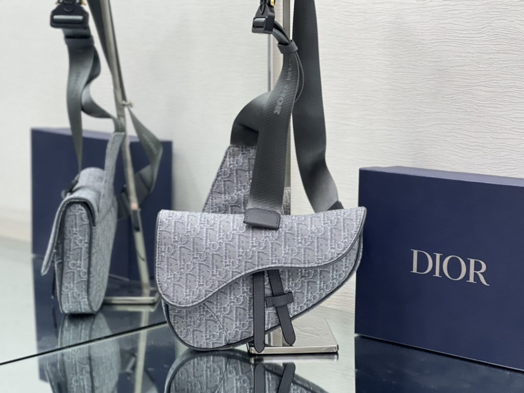 This saddle bag is a new item of the classic series. It is elaborately made of Oblique printed fabric, decorated with metallic luster thread, hidden under the magnetic flap is a zipper pocket, which can safely store all kinds of daily necessities. It can be carried on shoulder or cross-body with adjustable Christian Dior jacquard shoulder strap.