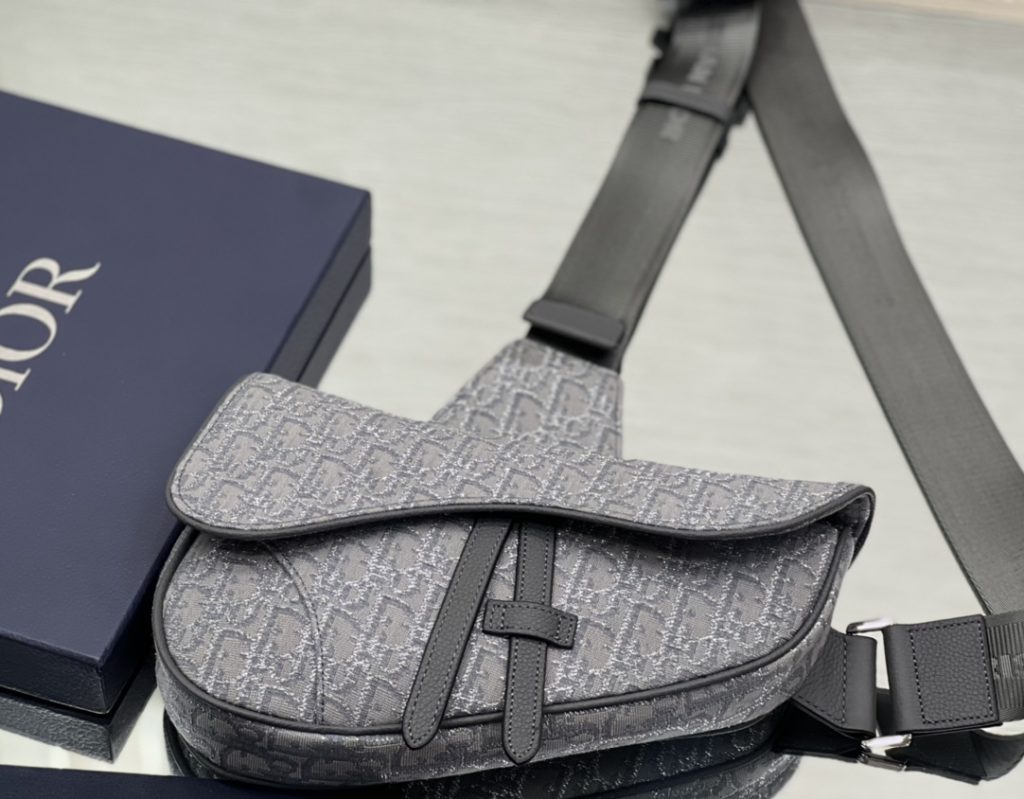 This saddle bag is a new item of the classic series. It is elaborately made of Oblique printed fabric, decorated with metallic luster thread, hidden under the magnetic flap is a zipper pocket, which can safely store all kinds of daily necessities. It can be carried on shoulder or cross-body with adjustable Christian Dior jacquard shoulder strap.