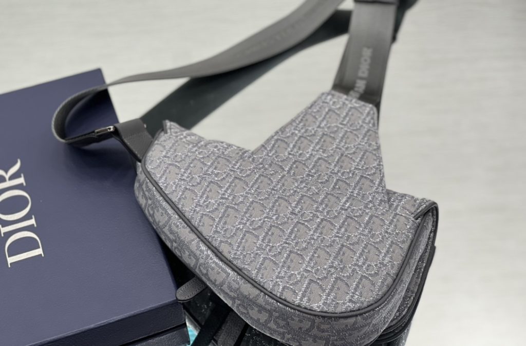 This saddle bag is a new item of the classic series. It is elaborately made of Oblique printed fabric, decorated with metallic luster thread, hidden under the magnetic flap is a zipper pocket, which can safely store all kinds of daily necessities. It can be carried on shoulder or cross-body with adjustable Christian Dior jacquard shoulder strap.