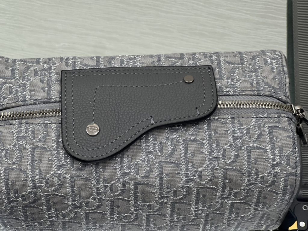 This saddle bag is a new item of the classic series. It is elaborately made of Oblique printed fabric, decorated with metallic luster thread, hidden under the magnetic flap is a zipper pocket, which can safely store all kinds of daily necessities. It can be carried on shoulder or cross-body with adjustable Christian Dior jacquard shoulder strap.