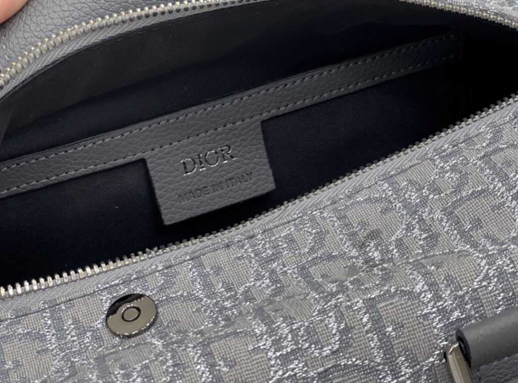 This saddle bag is a new item of the classic series. It is elaborately made of Oblique printed fabric, decorated with metallic luster thread, hidden under the magnetic flap is a zipper pocket, which can safely store all kinds of daily necessities. It can be carried on shoulder or cross-body with adjustable Christian Dior jacquard shoulder strap.