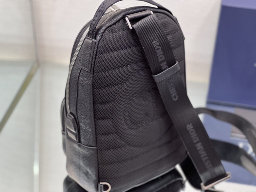 The top-grade original box Di.or cross-body backpack is the new style of this season. It is inspired by the Rider handbag, and is compact and practical. Made with iconic beige and black Oblique print, the front zip pocket is decorated with LOGO logo. The spacious main compartment can accommodate all kinds of small daily necessities and tablet computers. With handle and adjustable nylon logo jacquard shoulder strap, it can be carried by hand, shoulder back or cross-body. Model 1ESBO013 Apricot cloth Size: 21 × thirty-two × 10cm