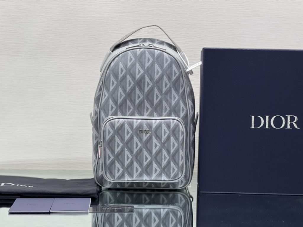 The top-grade original backpack is inspired by the design of Rider backpack, which is practical. Made of Dior grey canvas, it is decorated with CD Diamond pattern, and the front zip pocket is decorated with 