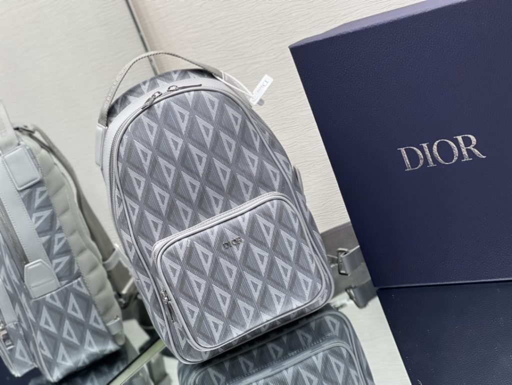 The top-grade original backpack is inspired by the design of Rider backpack, which is practical. Made of Dior grey canvas, it is decorated with CD Diamond pattern, and the front zip pocket is decorated with 