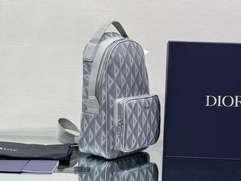 The top-grade original backpack is inspired by the design of Rider backpack, which is practical. Made of Dior grey canvas, it is decorated with CD Diamond pattern, and the front zip pocket is decorated with 