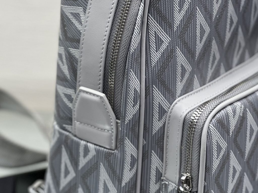 The top-grade original backpack is inspired by the design of Rider backpack, which is practical. Made of Dior grey canvas, it is decorated with CD Diamond pattern, and the front zip pocket is decorated with 