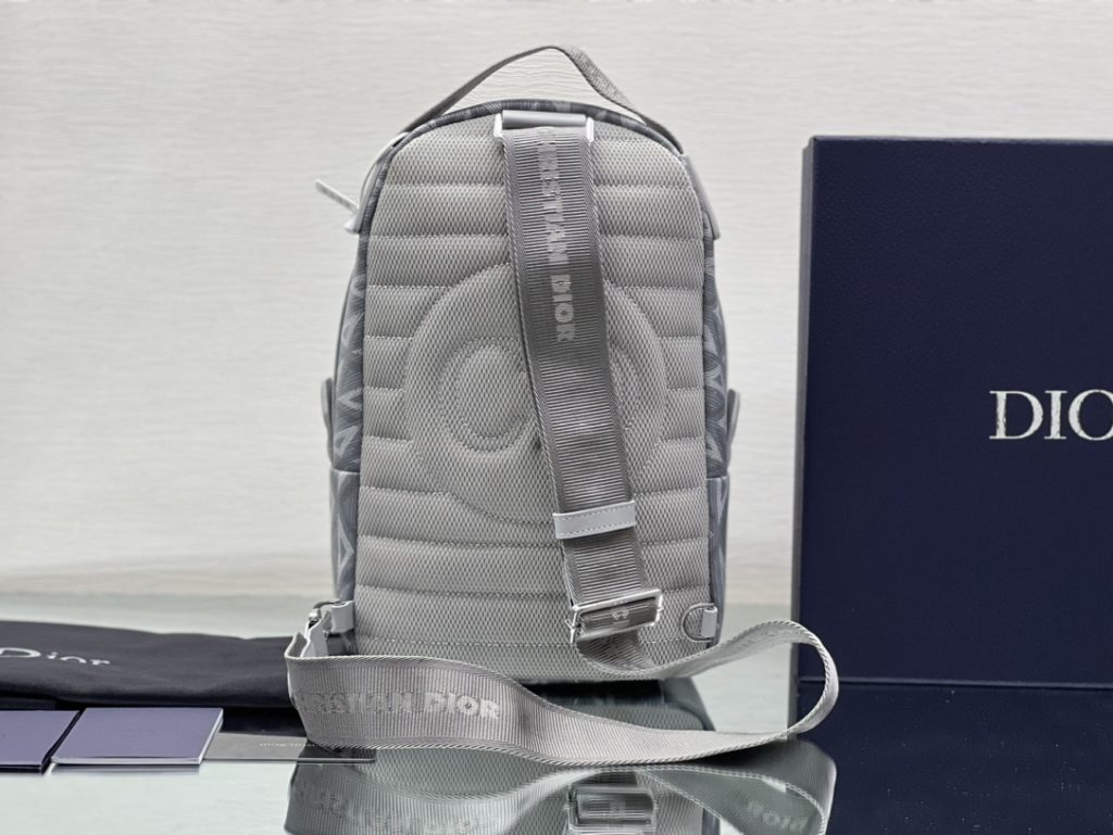 The top-grade original backpack is inspired by the design of Rider backpack, which is practical. Made of Dior grey canvas, it is decorated with CD Diamond pattern, and the front zip pocket is decorated with 