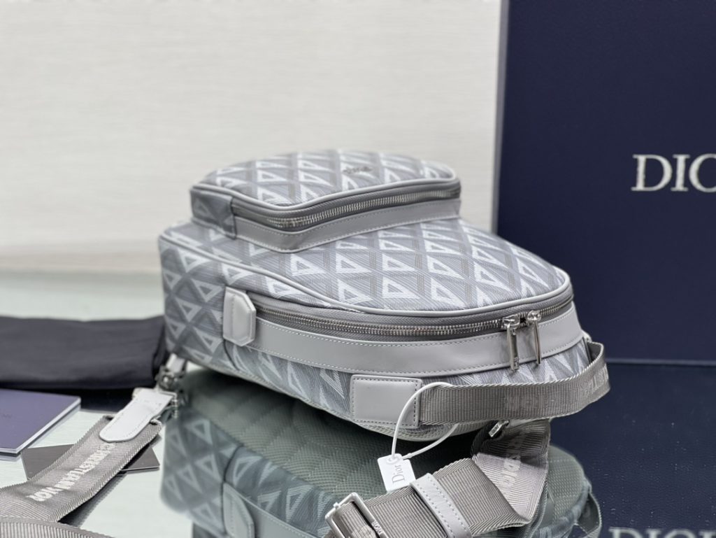 The top-grade original backpack is inspired by the design of Rider backpack, which is practical. Made of Dior grey canvas, it is decorated with CD Diamond pattern, and the front zip pocket is decorated with 