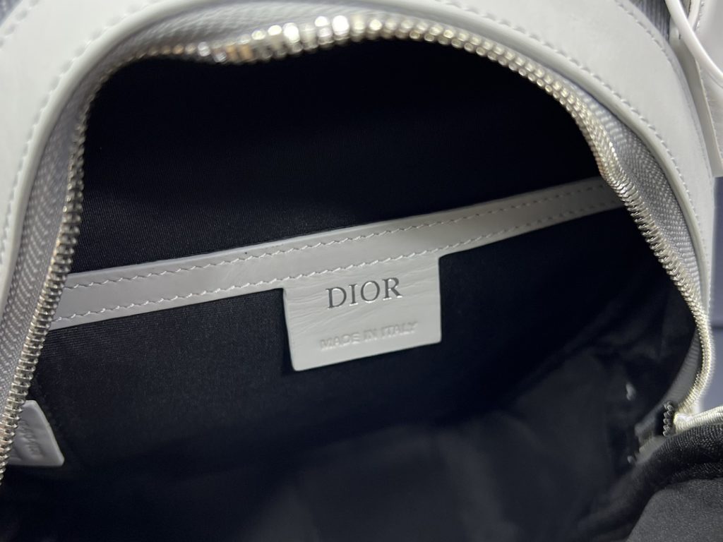 The top-grade original backpack is inspired by the design of Rider backpack, which is practical. Made of Dior grey canvas, it is decorated with CD Diamond pattern, and the front zip pocket is decorated with 