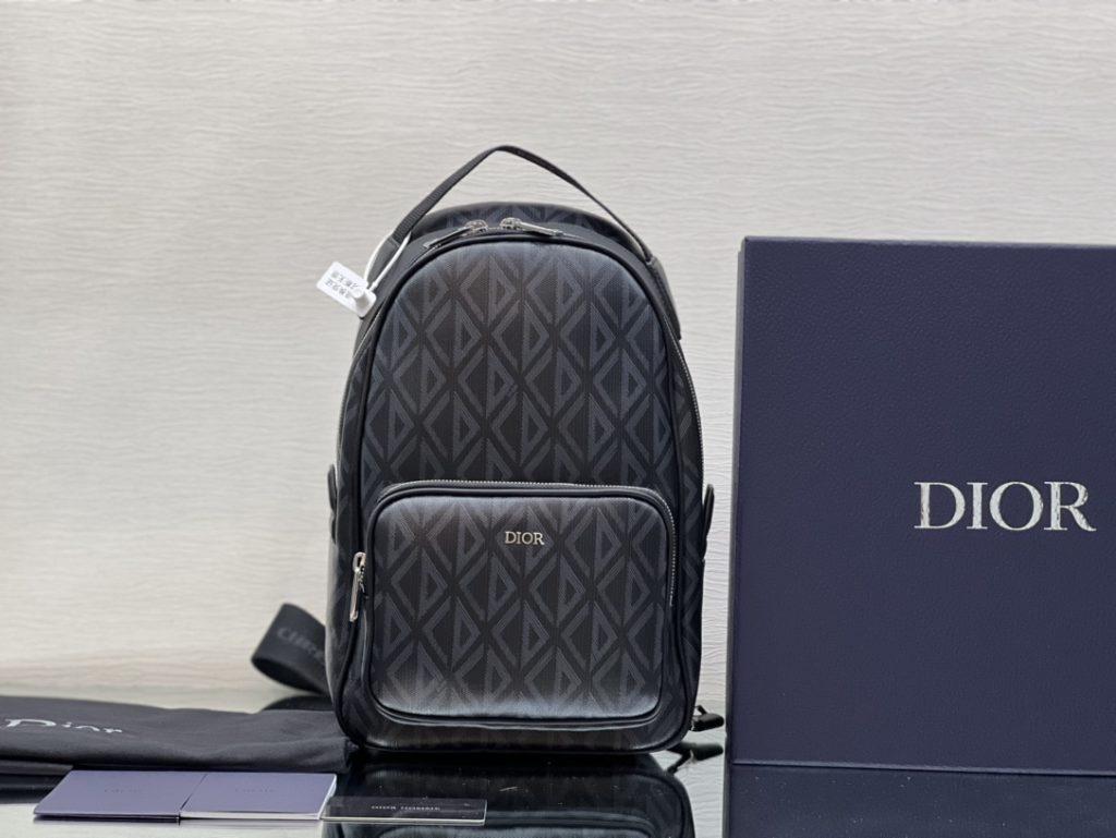 The top-grade original backpack is inspired by the design of Rider backpack, which is practical. Made of Dior grey canvas, it is decorated with CD Diamond pattern, and the front zip pocket is decorated with 