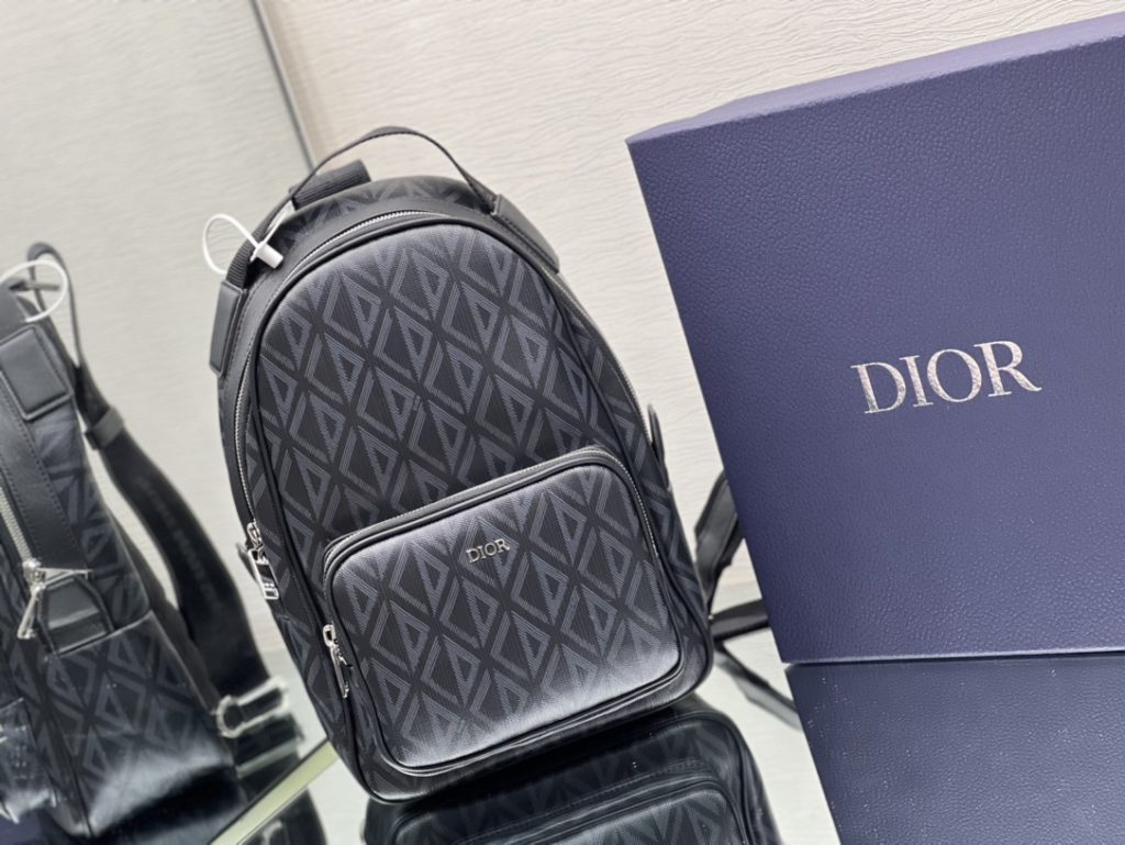 The top-grade original backpack is inspired by the design of Rider backpack, which is practical. Made of Dior grey canvas, it is decorated with CD Diamond pattern, and the front zip pocket is decorated with 