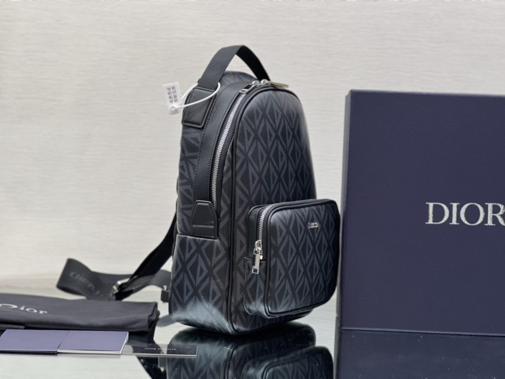 The top-grade original backpack is inspired by the design of Rider backpack, which is practical. Made of Dior grey canvas, it is decorated with CD Diamond pattern, and the front zip pocket is decorated with 