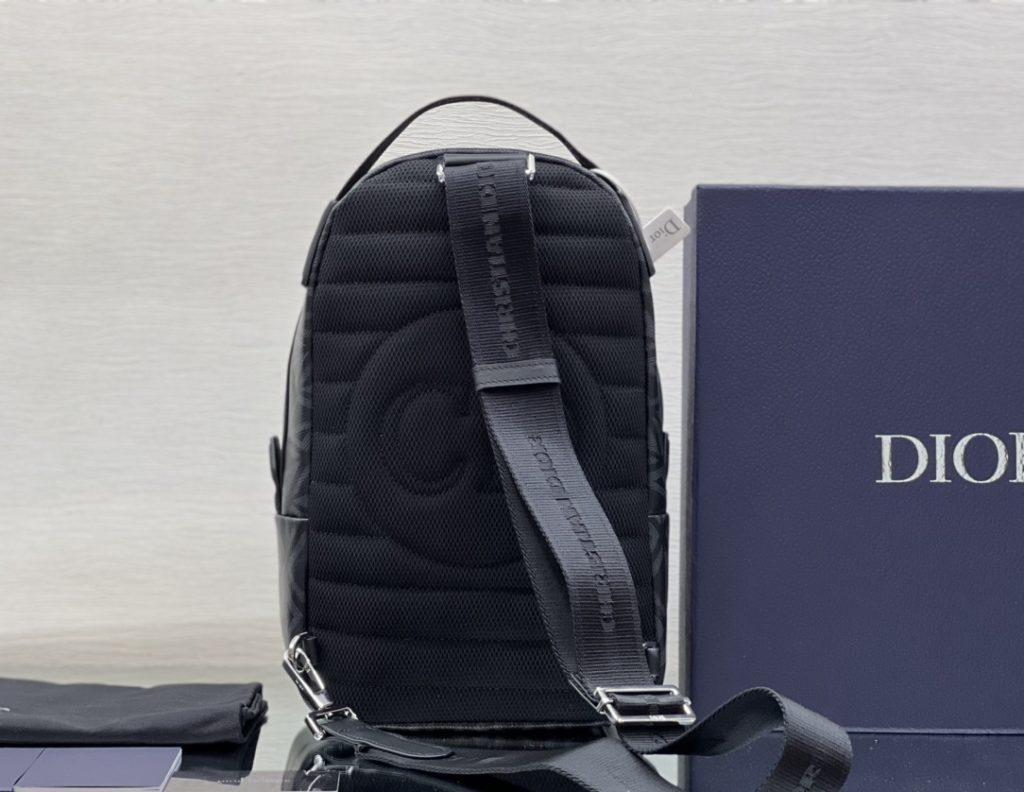 The top-grade original backpack is inspired by the design of Rider backpack, which is practical. Made of Dior grey canvas, it is decorated with CD Diamond pattern, and the front zip pocket is decorated with 