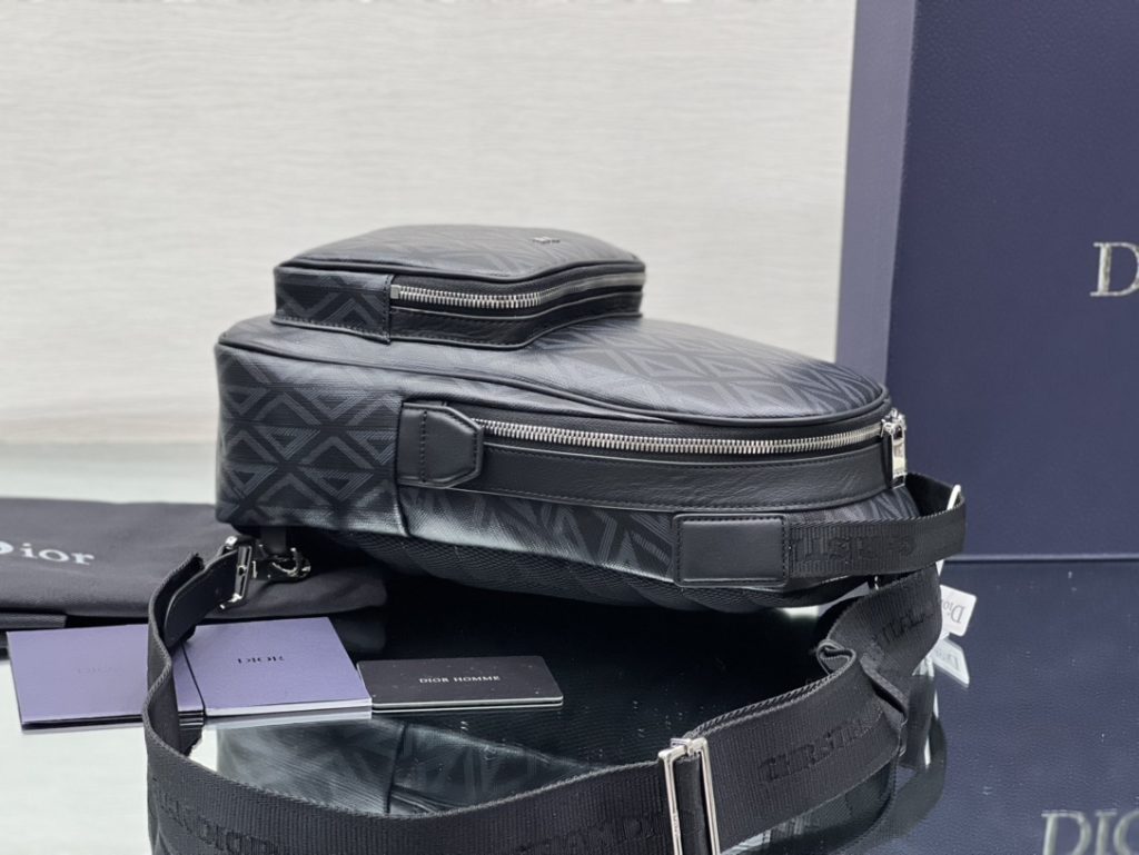 The top-grade original backpack is inspired by the design of Rider backpack, which is practical. Made of Dior grey canvas, it is decorated with CD Diamond pattern, and the front zip pocket is decorated with 