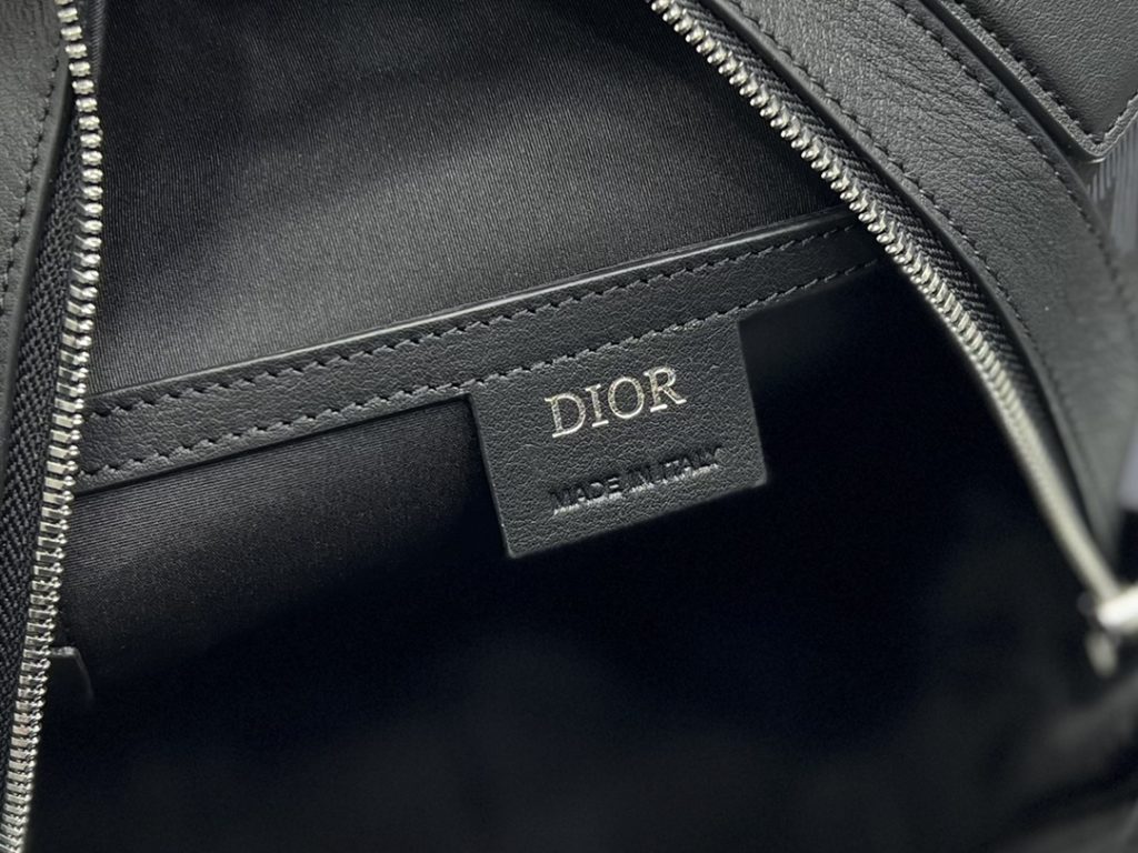 The top-grade original backpack is inspired by the design of Rider backpack, which is practical. Made of Dior grey canvas, it is decorated with CD Diamond pattern, and the front zip pocket is decorated with 