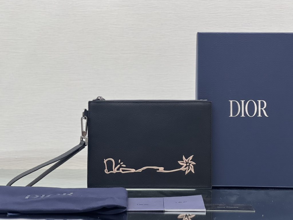 This handbag comes from the exclusive co-branded series of Dior and CACTUS JACK, and its unique practical design highlights the modern style. The silhouette and structure are clear, made of black grain cow leather, and embroidered with the CACTUS JACK DIOR logo to enhance the style. Zip compartment can store all kinds of daily necessities.