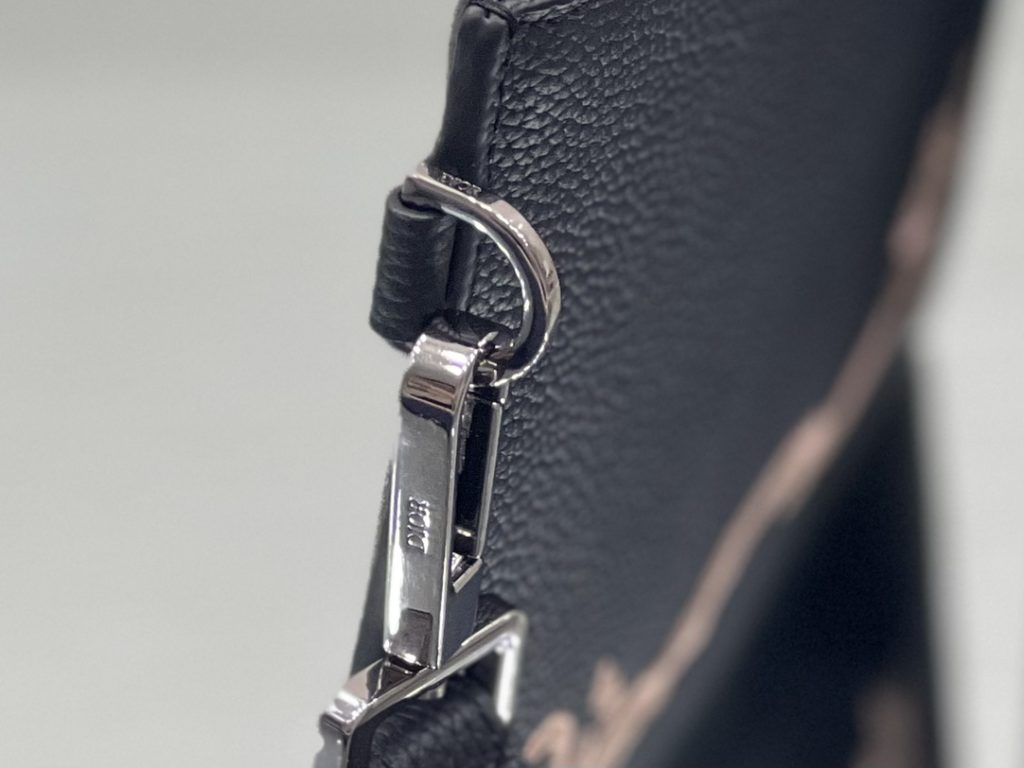 This handbag comes from the exclusive co-branded series of Dior and CACTUS JACK, and its unique practical design highlights the modern style. The silhouette and structure are clear, made of black grain cow leather, and embroidered with the CACTUS JACK DIOR logo to enhance the style. Zip compartment can store all kinds of daily necessities.