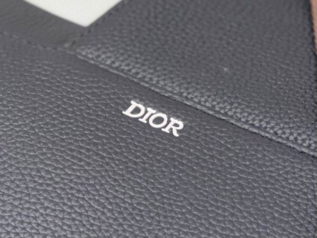 This saddle bag comes from the exclusive co-branded series of Dior and CACTUS JACK. Made of black grain cow leather, embroidered with CACTUS JACK DIOR logo to enhance style. With magnetic flap and hidden zipper closure, it can safely store all kinds of daily necessities. With adjustable 