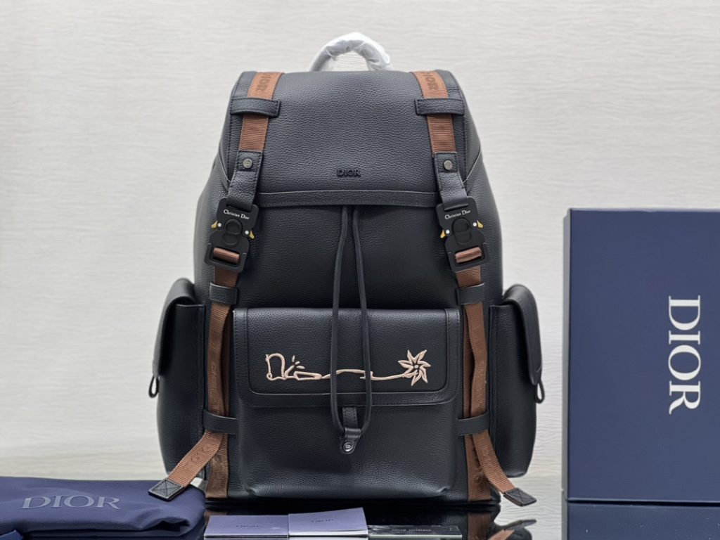 This Dior Hit The Road backpack is a new item of this season, from the exclusive co-branded series of Dior and CACTUS JACK. Made of black grain cow leather, the front is decorated with CACTUS JACK DIOR logo embroidery to enhance style. Pair with two 