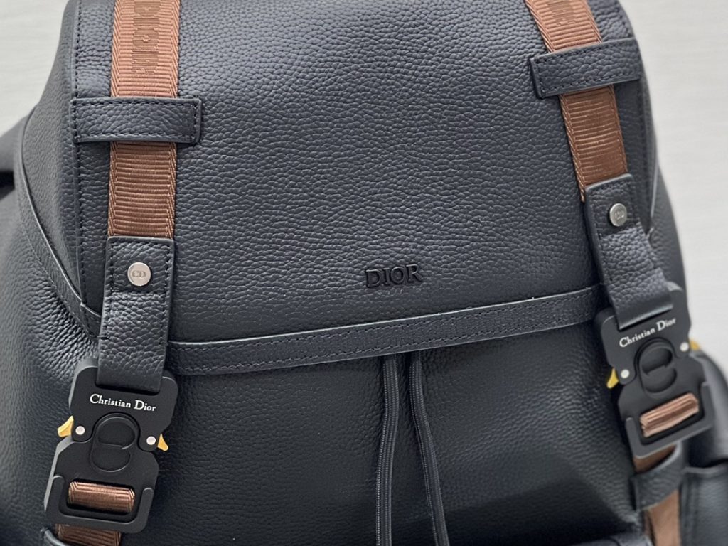 This Dior Hit The Road backpack is a new item of this season, from the exclusive co-branded series of Dior and CACTUS JACK. Made of black grain cow leather, the front is decorated with CACTUS JACK DIOR logo embroidery to enhance style. Pair with two 