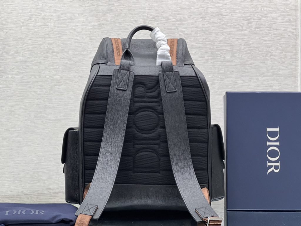 This Dior Hit The Road backpack is a new item of this season, from the exclusive co-branded series of Dior and CACTUS JACK. Made of black grain cow leather, the front is decorated with CACTUS JACK DIOR logo embroidery to enhance style. Pair with two 