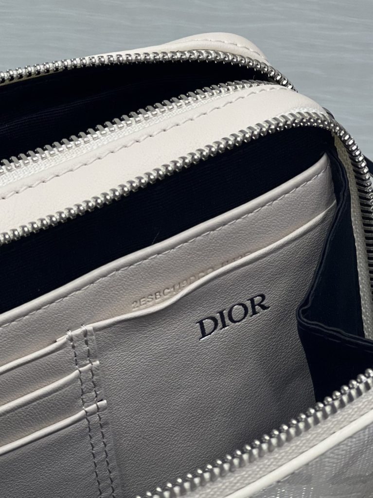 Top-level original matching box This hand-held messenger bag is elegant and practical, and can contain all kinds of daily necessities. Made of Dior Grey CD Diamond canvas, inspired by Dio archives, it is decorated with smooth cow leather details in the same color. The top has a two-way zipper opening and closing, and a zipper pocket with a triangular lining sewn on it, which integrates elegant temperament and practical functions to enhance style. The detachable and adjustable shoulder strap is decorated with the 