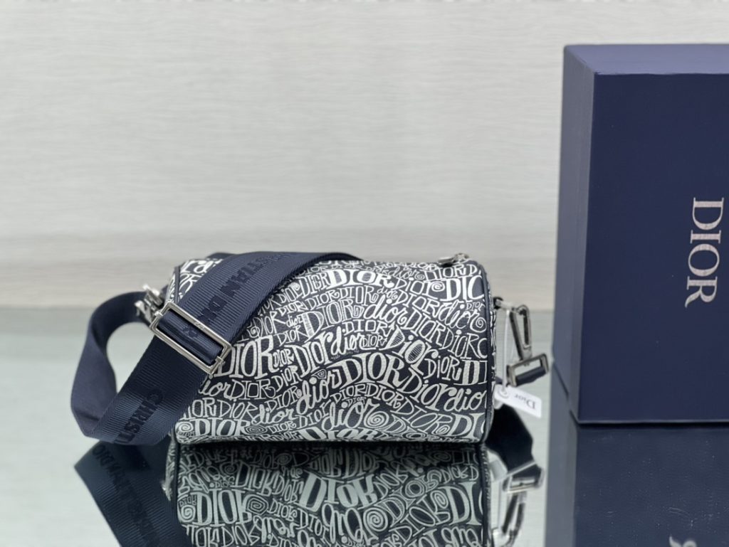 This navy blue Dir AND SHAWN saddle bag is a new series of products created by Dir and designer Shawn Stussy. The classic saddle shape is in sharp contrast with the modern style print. It is elaborately made of grain cow leather, with casual nylon shoulder strap and aluminum buckle, which can add 